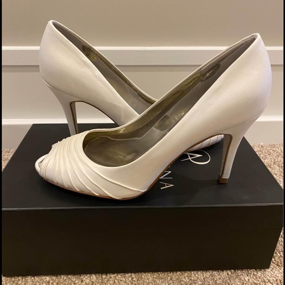 Adrianna Papell dress shoe - ivory size 8M